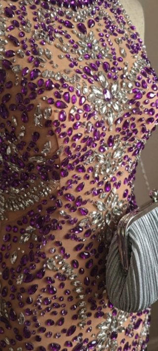 Vestido pedrería morado y plateado