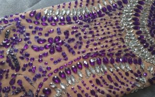 Vestido pedrería morado y plateado