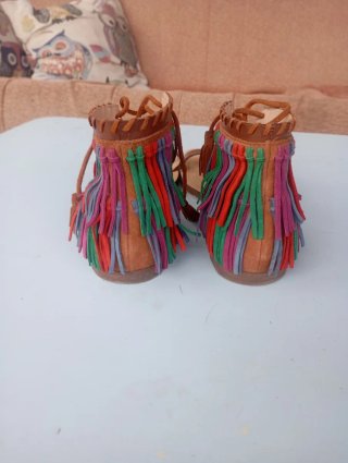 Sandalias de mujer con flecos y cordones