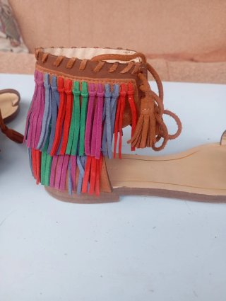 Sandalias de mujer con flecos y cordones