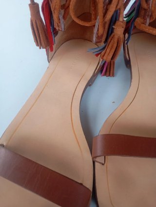 Sandalias de mujer con flecos y cordones