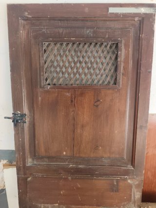 Puerta antigua madera con reja