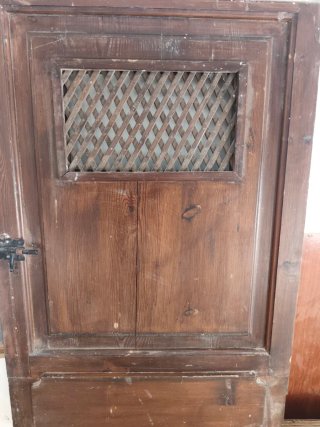 Puerta antigua madera con reja