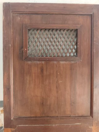 Puerta antigua madera con reja