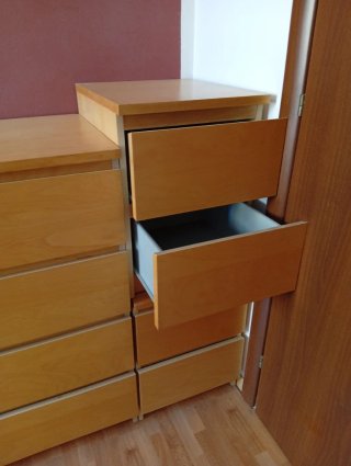 Comodini in legno con cassetti