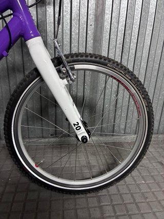Bicicleta Woom 4 Morada. Como nueva.