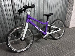 Bicicleta Woom 4 Morada. Como nueva.