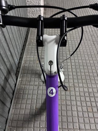 Bicicleta Woom 4 Morada. Como nueva.