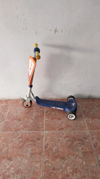 Patinete infantil 3 ruedas naranja y azul