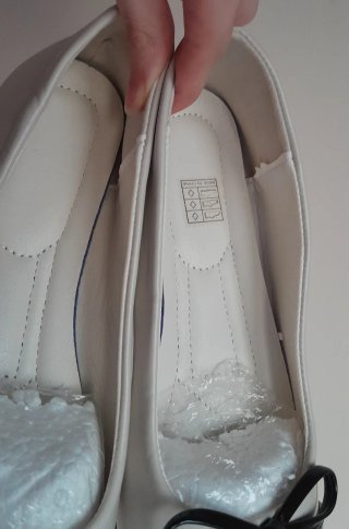 Bailarinas beige y negras con lazo