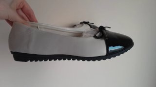 Bailarinas beige y negras con lazo