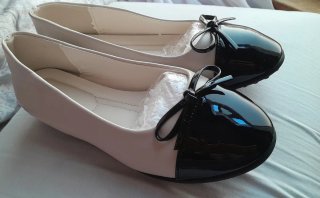 Bailarinas beige y negras con lazo
