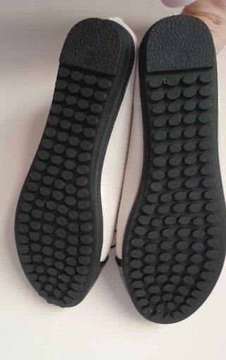 Bailarinas beige y negras con lazo