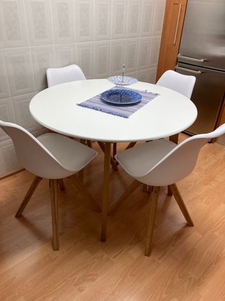 Mesa redonda blanca con 4 sillas