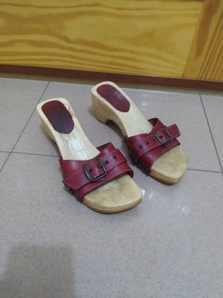 Zuecos de madera vintage burdeos