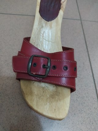 Zuecos de madera vintage burdeos