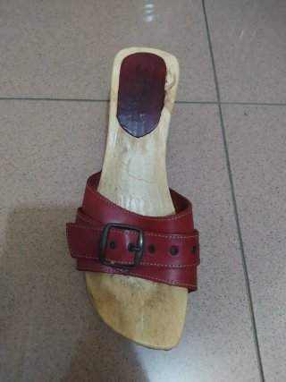 Zuecos de madera vintage burdeos