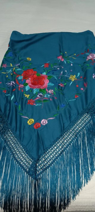 Mantón bordado floral multicolor. Azul petroleo