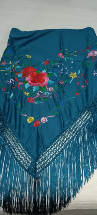 Mantón bordado floral multicolor. Azul petroleo