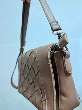 Bolso marrón tejido