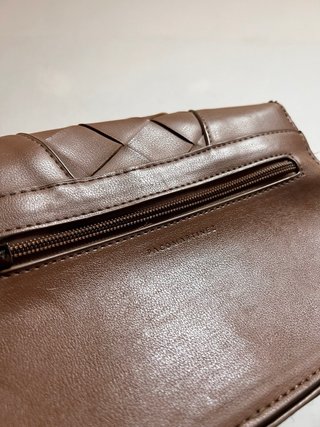 Bolso marrón tejido