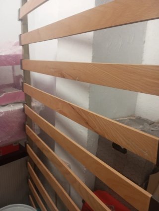 Cama de madera completa.
