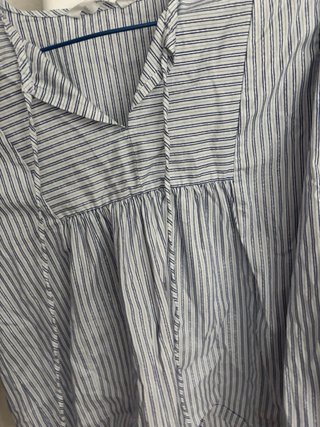 Blusa de rayas azul y blanco