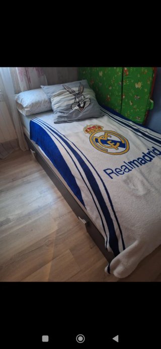 Cama, cómoda y escritorio de dormitorio