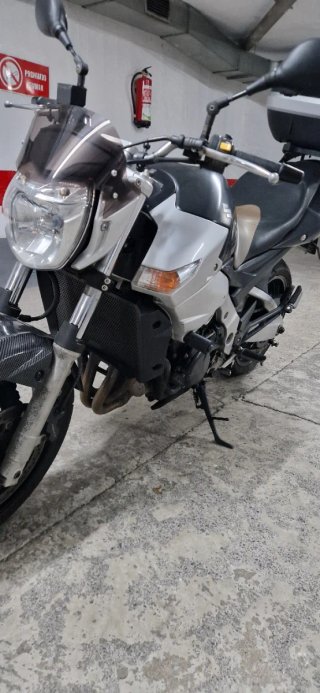 Suzuki GSR600 Naked con extras