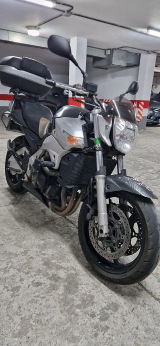Suzuki GSR600 Naked con extras
