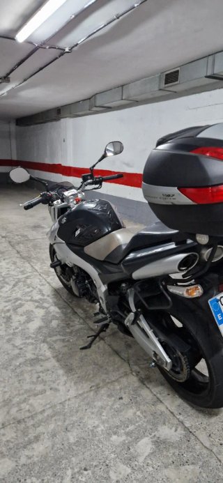 Suzuki GSR600 Naked con extras