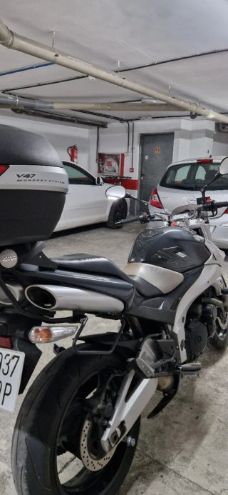Suzuki GSR600 Naked con extras
