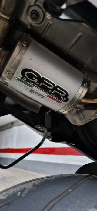 Suzuki GSR600 Naked con extras