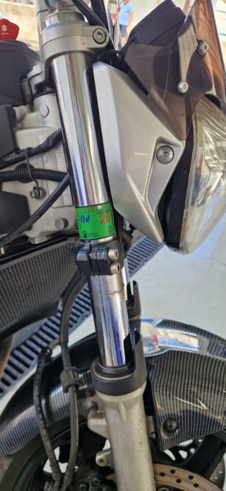 Suzuki GSR600 Naked con extras