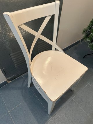 Silla de madera blanca estilo cruz