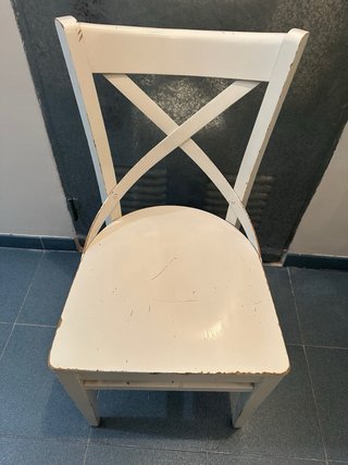 Silla de madera blanca estilo cruz