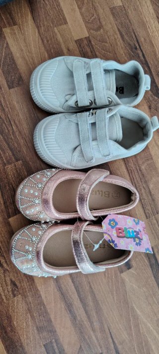 Zapatos de bebé niña rosas y blancos