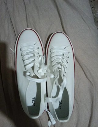 Zapatillas lona blancas con detalles rojos