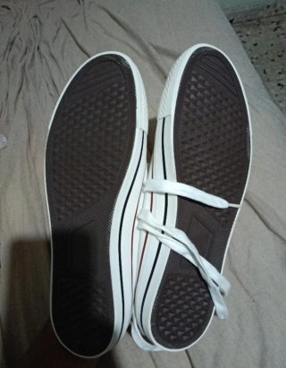 Zapatillas lona blancas con detalles rojos