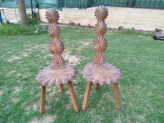 Sillas de madera talladas (2 unidades)