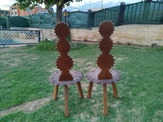 Sillas de madera talladas (2 unidades)