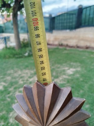 Sillas de madera talladas (2 unidades)