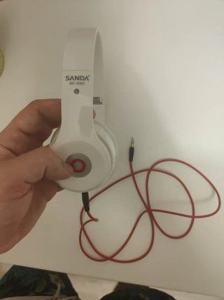 Cascos blancos y rojos