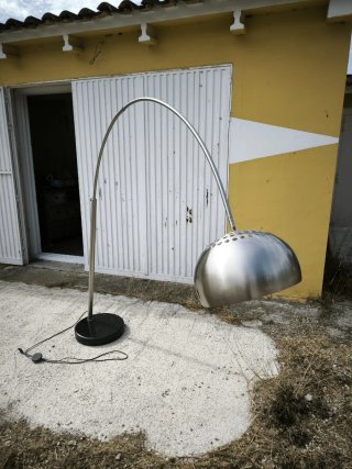 Lámpara de pie arco metal y base piedra
