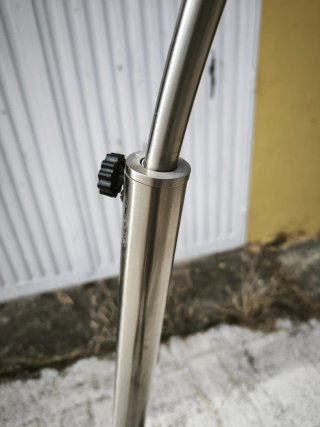 Lámpara de pie arco metal y base piedra