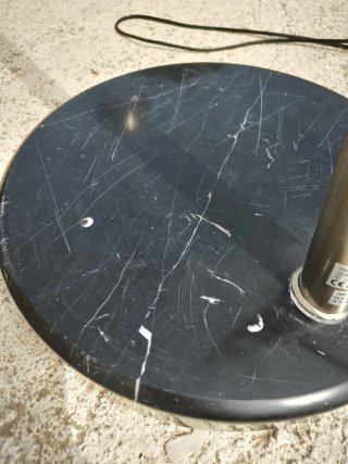 Lámpara de pie arco metal y base piedra