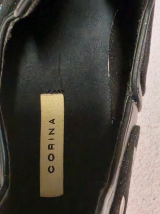 Botas Corina Negras con Tachuelas