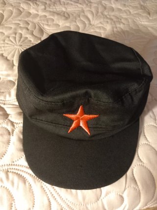 Gorra negra con estrella roja