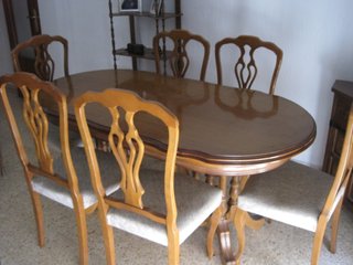 MESA OVALADA EXTENSIBLE COLOR NOGAL CON 6 SILLAS