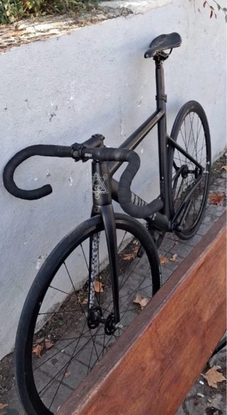 Bicicleta Fixie Fabricbike Negra para pista.